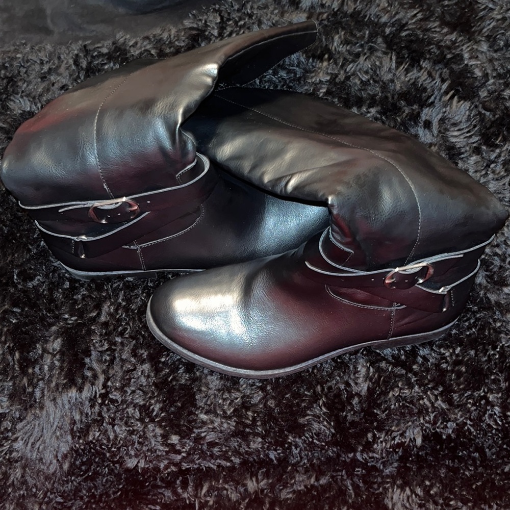 Man made knee boots color black